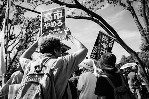 4月19日,人们在位于日本东京的国会议事堂周围参加抗议活动,呼吁守护和平宪法。新华社发